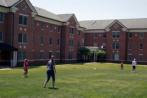 霍金斯大厅的外景，学生们正在打垒球